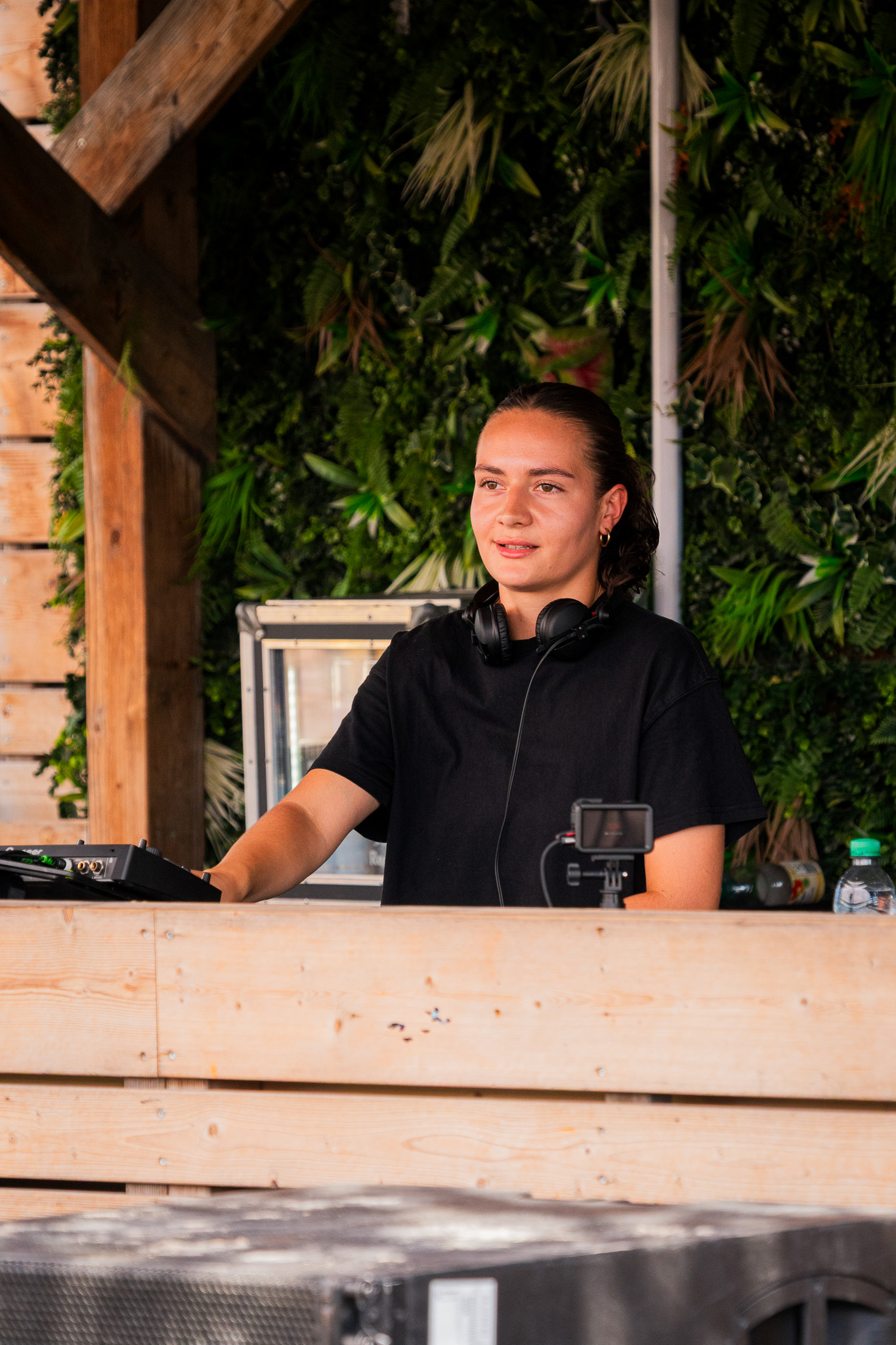 Louisa Pitz performing live