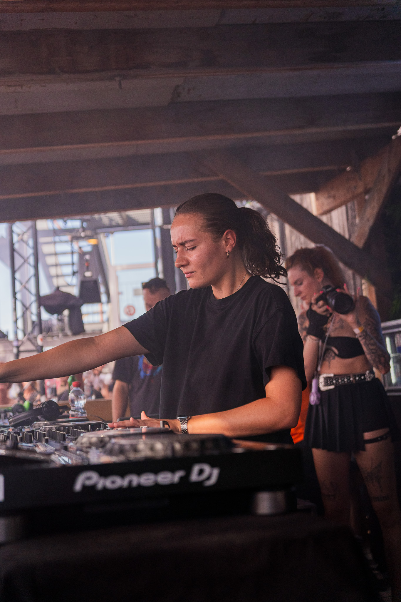 Louisa Pitz behind the decks